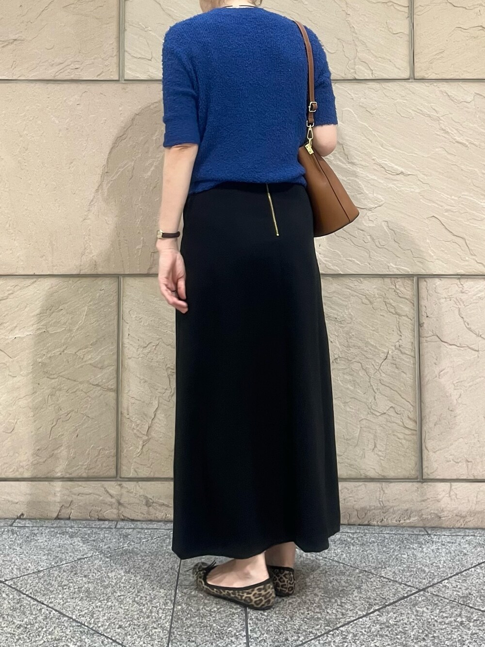 ブラウン系のバッグ、ブルー系のニット/セーター、その他のバレエシューズを着用したレディースの秋コーディネートの2枚目の写真