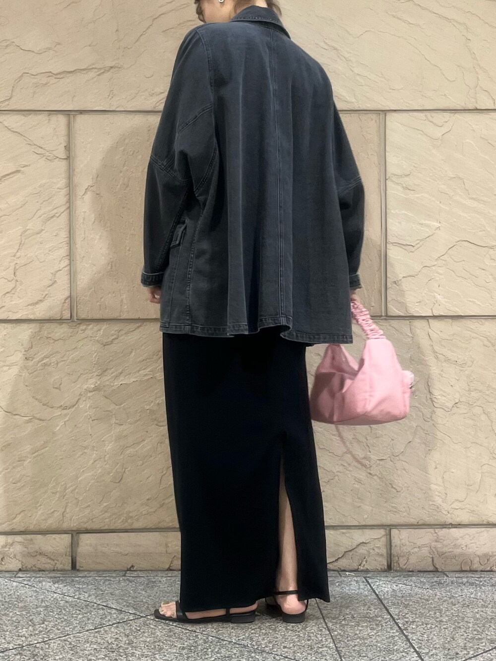 グレー系のデニムジャケット、レッド系のショルダーバッグ、ブラック系のキャミソールを着用したレディースの夏コーディネートの2枚目の写真