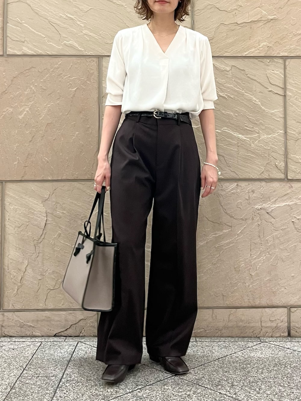 ホワイト系のシャツ/ブラウス、ブラウン系のその他パンツ、グレー系のトートバッグを着用したレディースの夏コーディネートの7枚目の写真