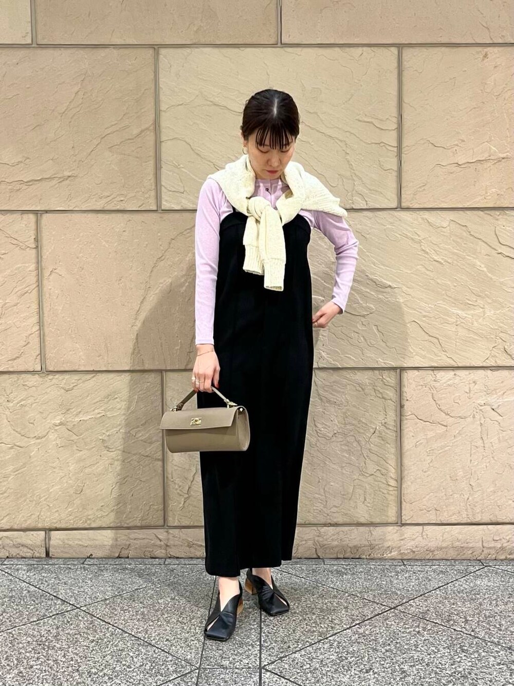 ピンク系のカーディガン/ボレロ、ホワイト系のカーディガン/ボレロ、ブラック系のワンピースを着用したレディースの春コーディネートの4枚目の写真