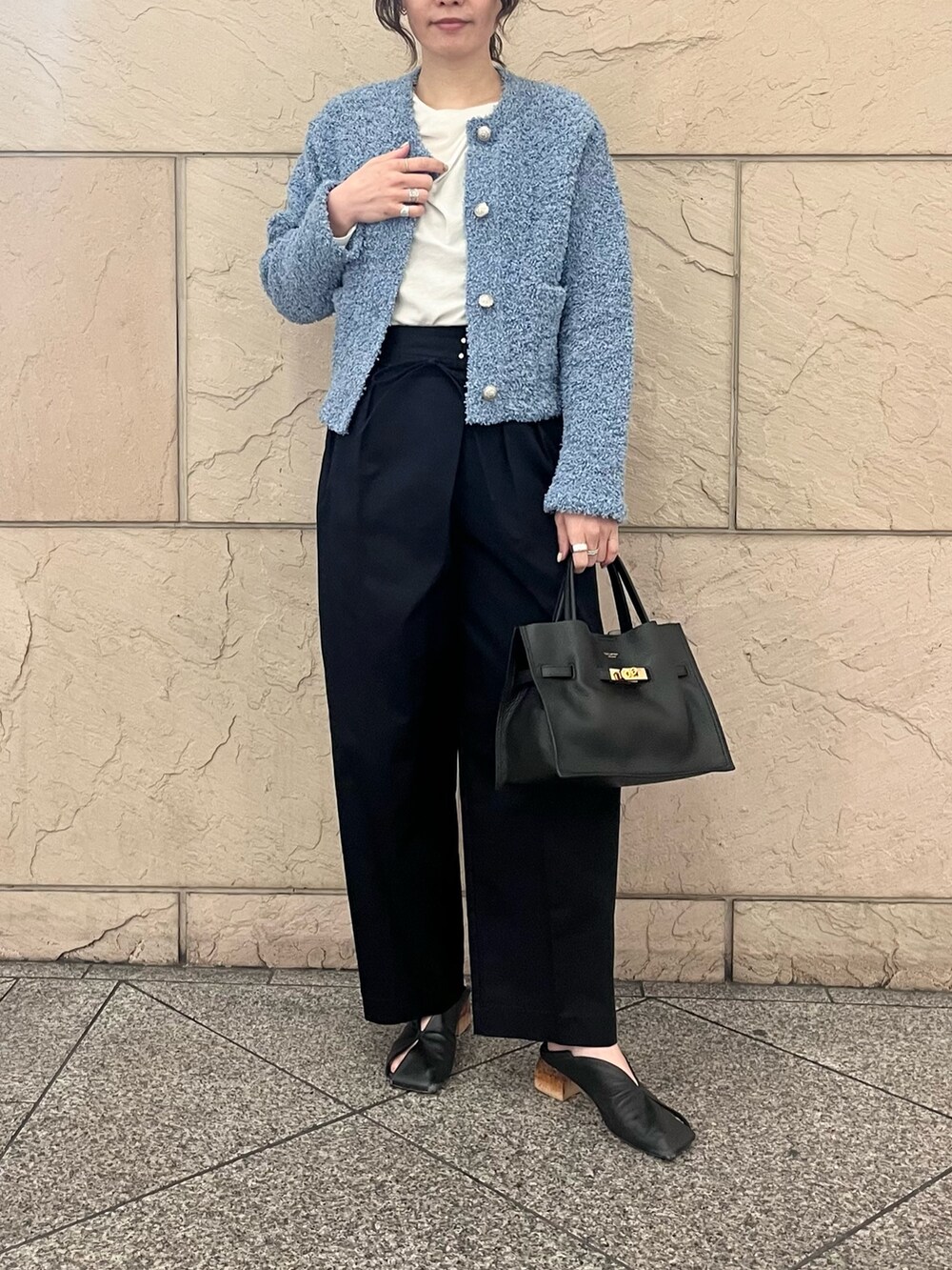 ブルー系のカーディガン/ボレロ、ホワイト系のTシャツ/カットソー、ブルー系のその他パンツを着用したレディースの春コーディネートの4枚目の写真