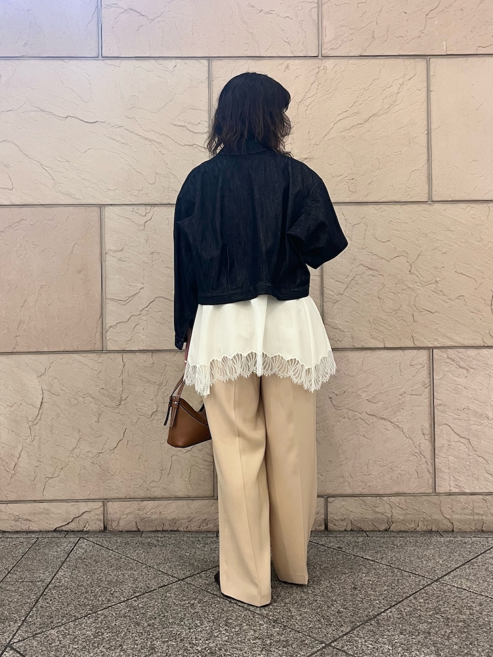 ベージュ系のその他パンツ、ブルー系のデニムジャケットを着用したレディースの春コーディネートの2枚目の写真