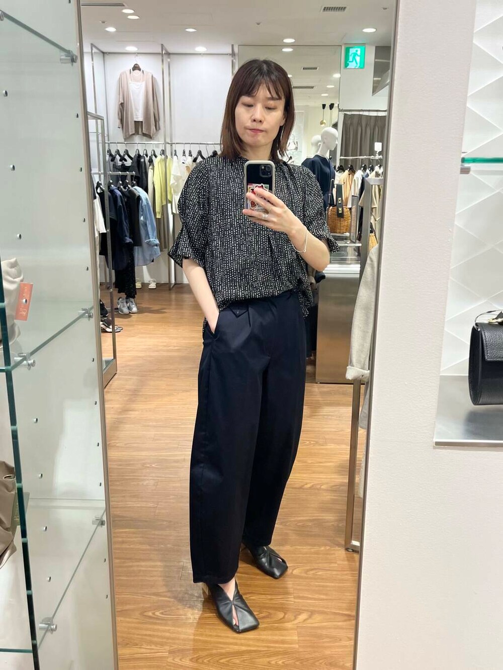 ブラック系のシャツ/ブラウス、ブルー系のその他パンツを着用したレディースの夏コーディネートの3枚目の写真