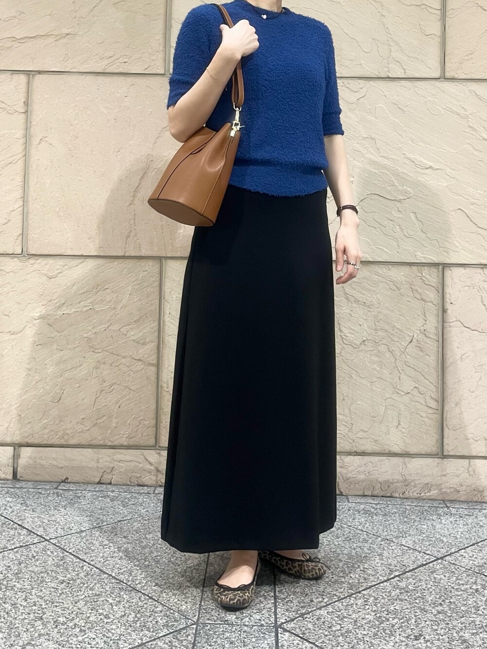 ブラウン系のバッグ、ブルー系のニット/セーター、その他のバレエシューズを着用したレディースの秋コーディネートの3枚目の写真