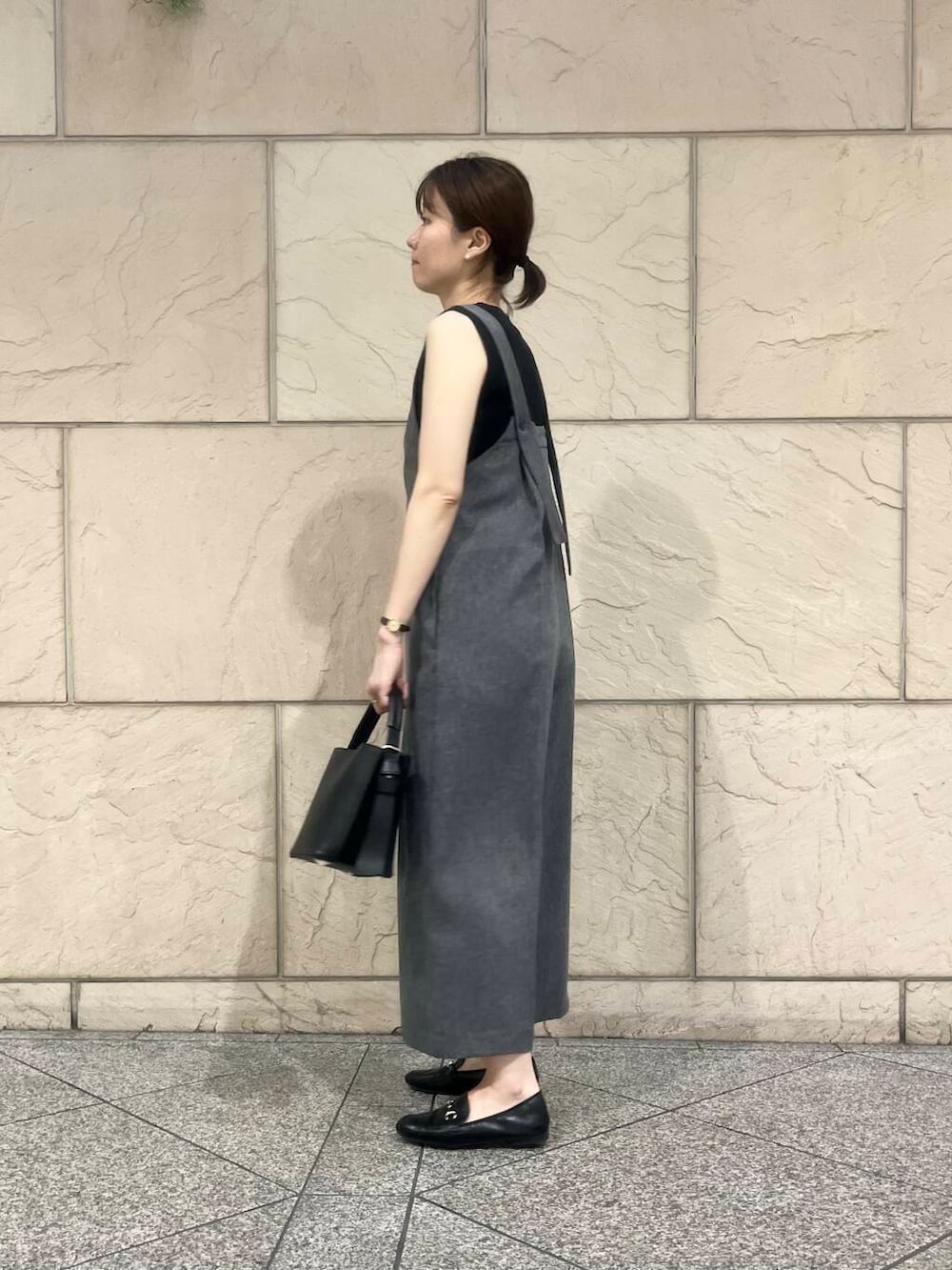 ブラック系のローファー、ブラック系のタンクトップ、グレー系のサロペット/オーバーオールを着用したレディースの夏コーディネートの2枚目の写真