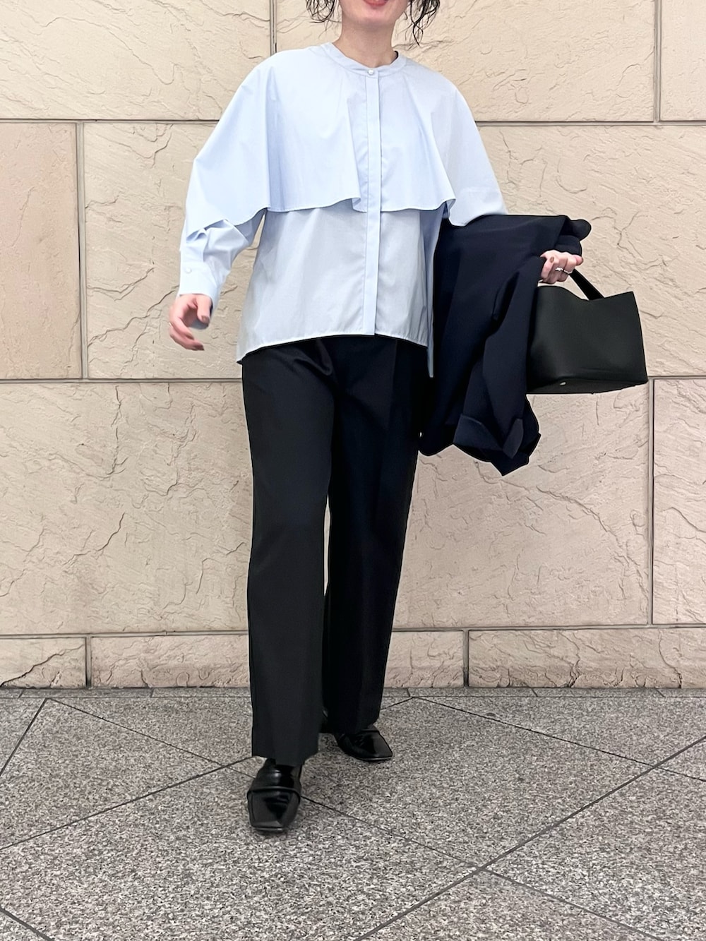 ブルー系のシャツ/ブラウス、ブルー系のノーカラージャケット、ブラック系のその他パンツを着用したレディースの冬コーディネートの5枚目の写真