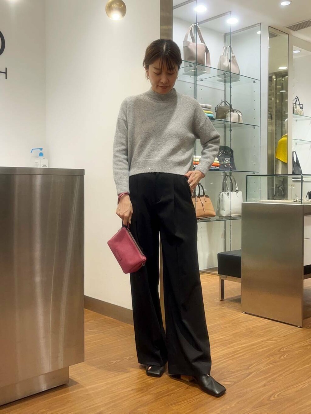 ホワイト系のポンチョ、ブラック系のその他パンツ、グレー系のニット/セーターを着用したレディースの秋コーディネートの4枚目の写真