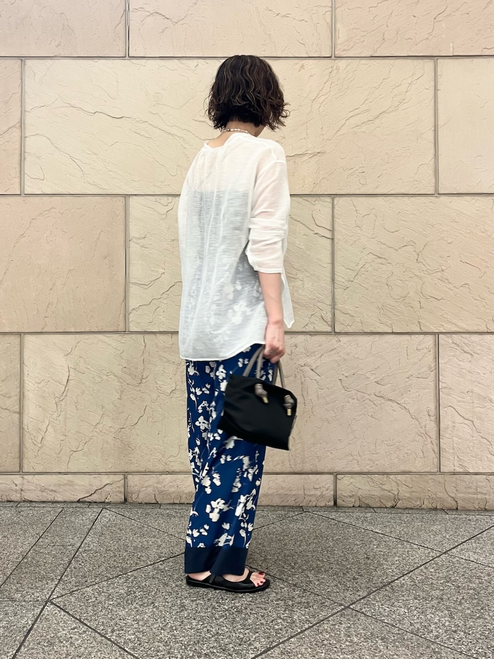 ホワイト系のシャツ/ブラウス、ブルー系のその他パンツ、ブラック系のサンダルを着用したレディースの春コーディネートの3枚目の写真