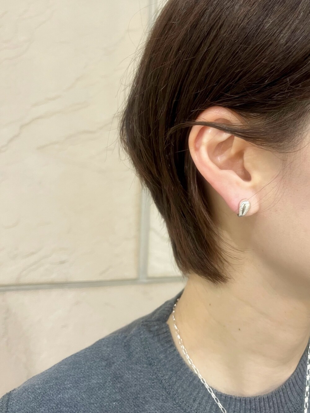 ブルー系のサンダル、グレー系のバッグ、グリーン系のスカートを着用したレディースの春コーディネートの5枚目の写真