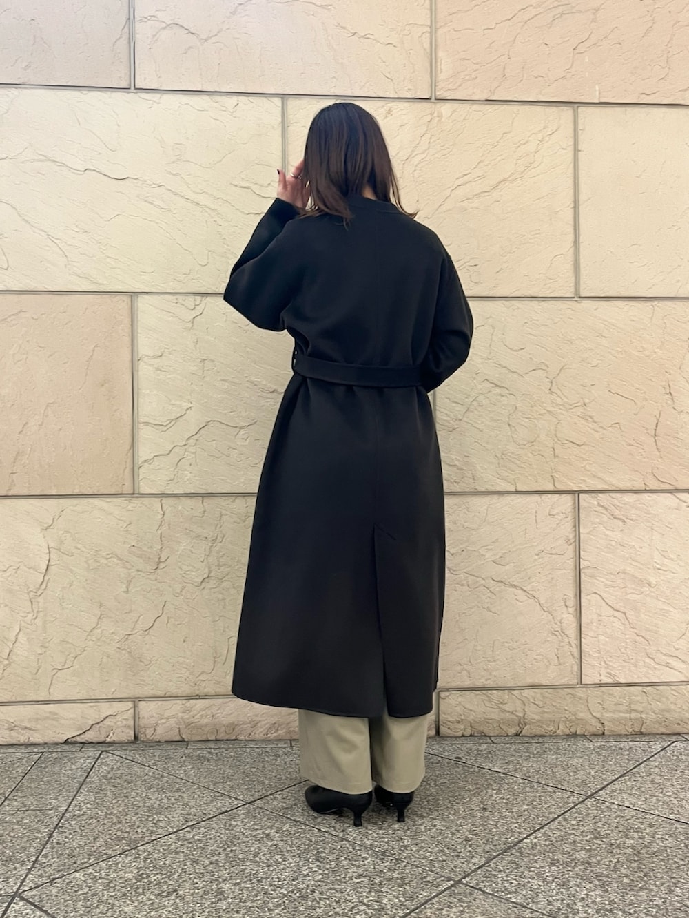 グレー系のその他アウター、ブラウン系のハンドバッグ、ベージュ系のその他パンツを着用したレディースの秋コーディネートの3枚目の写真