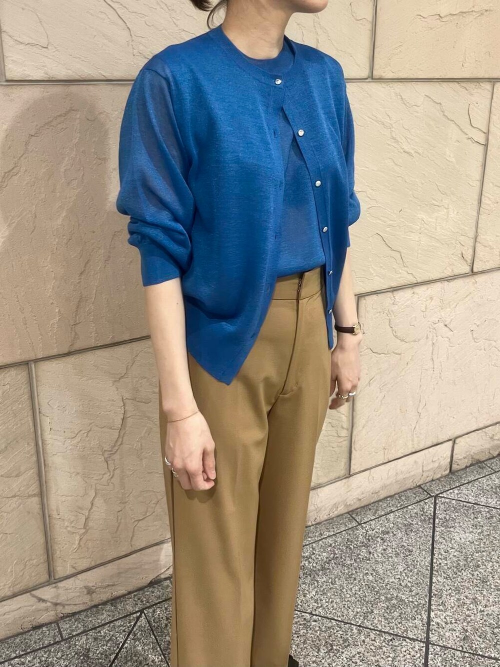イエロー系のその他パンツ、ブルー系のニット/セーター、ブラック系のパンプスを着用したレディースの秋コーディネートの4枚目の写真