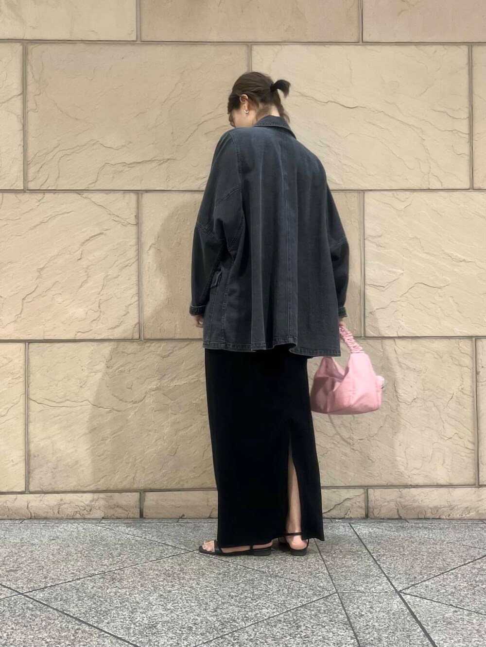 ブラック系のキャミソール、レッド系のショルダーバッグ、グレー系のデニムジャケットを着用したレディースの夏コーディネートの3枚目の写真