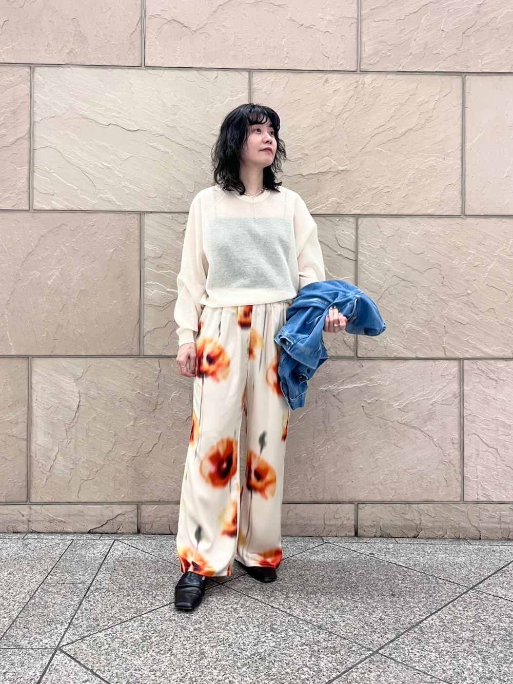 ベージュ系のその他パンツ、ホワイト系のニット/セーター、ブルー系のデニムジャケットを着用したレディースの春コーディネートの2枚目の写真