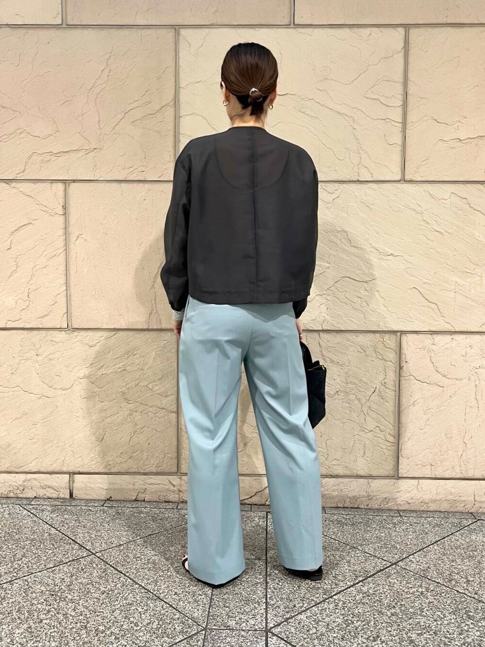 ブラック系のTシャツ/カットソー、グレー系のブルゾンを着用したレディースの春コーディネートの4枚目の写真