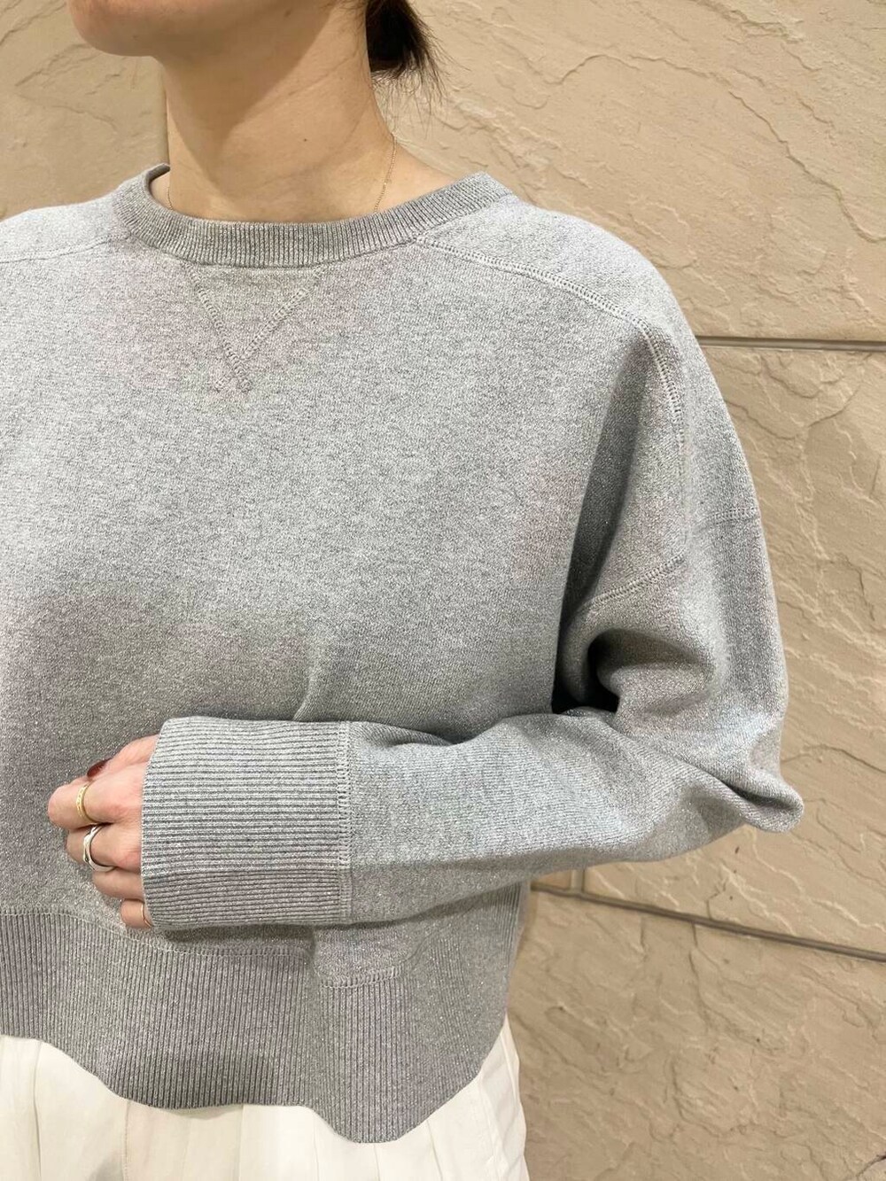 ブラック系のブーツ、グリーン系のトートバッグ、ホワイト系のその他パンツを着用したレディースの冬コーディネートの6枚目の写真