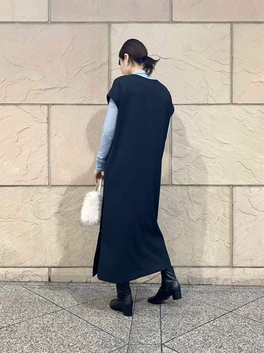 ブルー系のTシャツ/カットソー、ブルー系のワンピース、ホワイト系のハンドバッグを着用したレディースの冬コーディネートの3枚目の写真