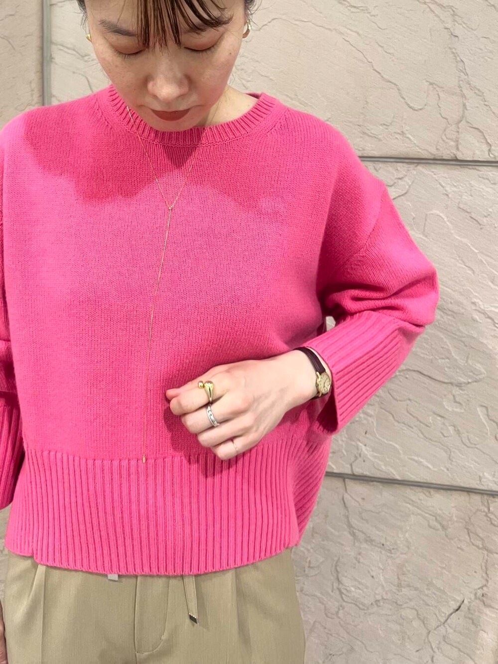 ブラック系のパンプス、ピンク系のニット/セーター、イエロー系のその他パンツを着用したレディースの秋コーディネートの5枚目の写真