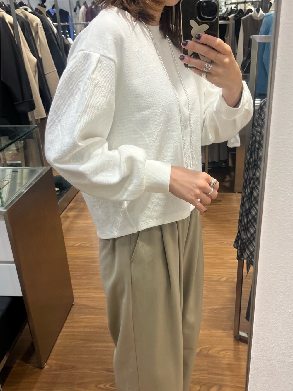 グレー系のその他アウター、ブラウン系のハンドバッグ、ベージュ系のその他パンツを着用したレディースの秋コーディネートの5枚目の写真