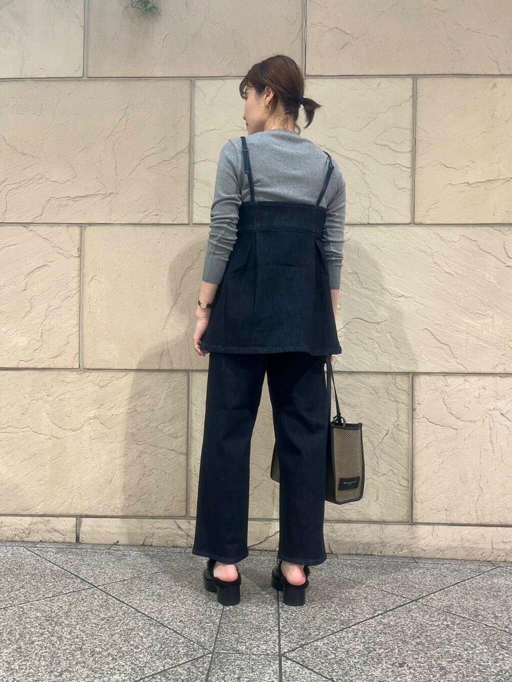 ブラック系のセットアップ、グレー系のTシャツ/カットソー、ブラック系のその他シューズを着用したレディースの秋コーディネートの4枚目の写真