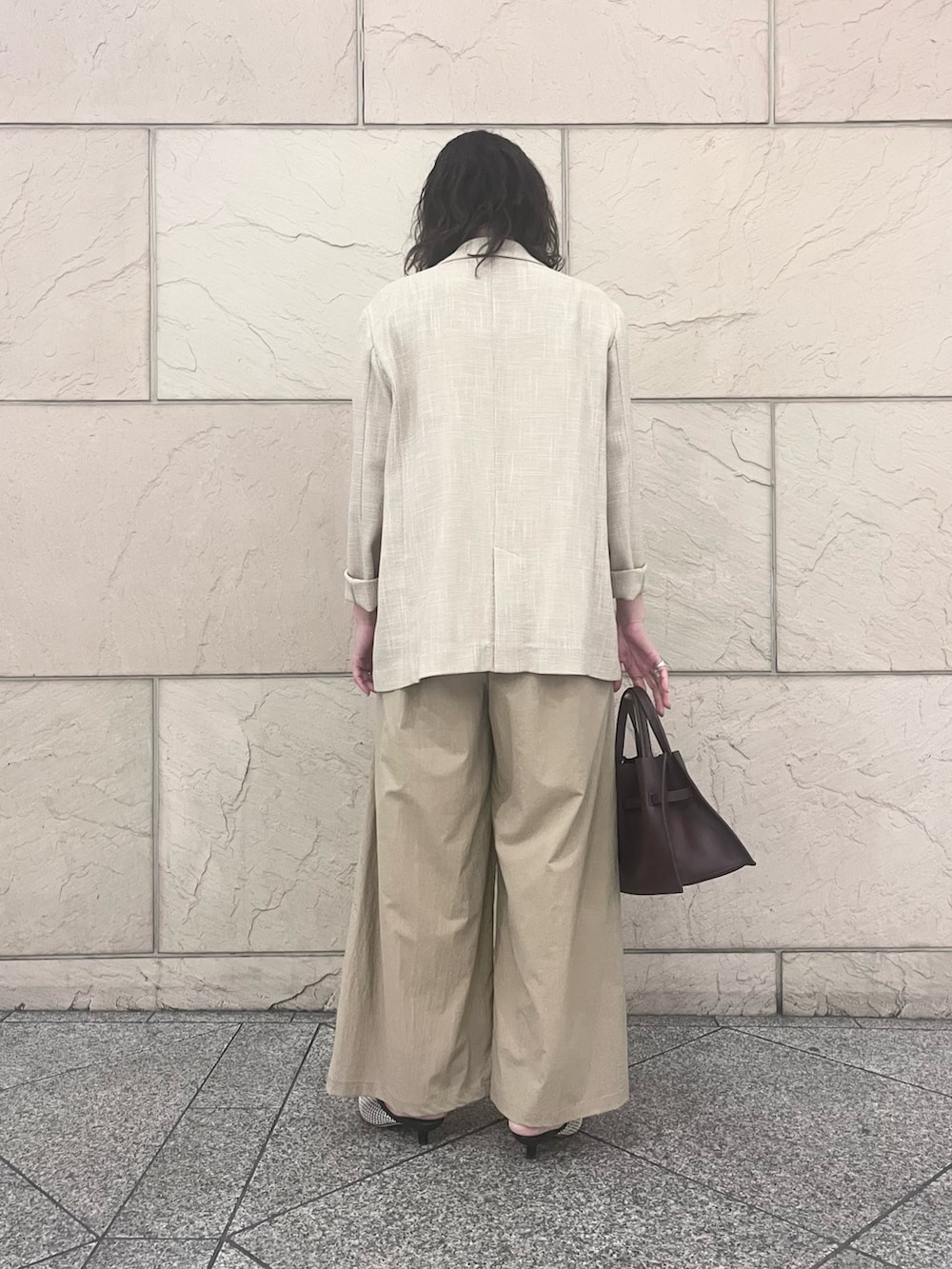 ベージュ系のその他パンツ、ベージュ系のその他アウター、ブラック系のパンプスを着用したレディースの春コーディネートの3枚目の写真