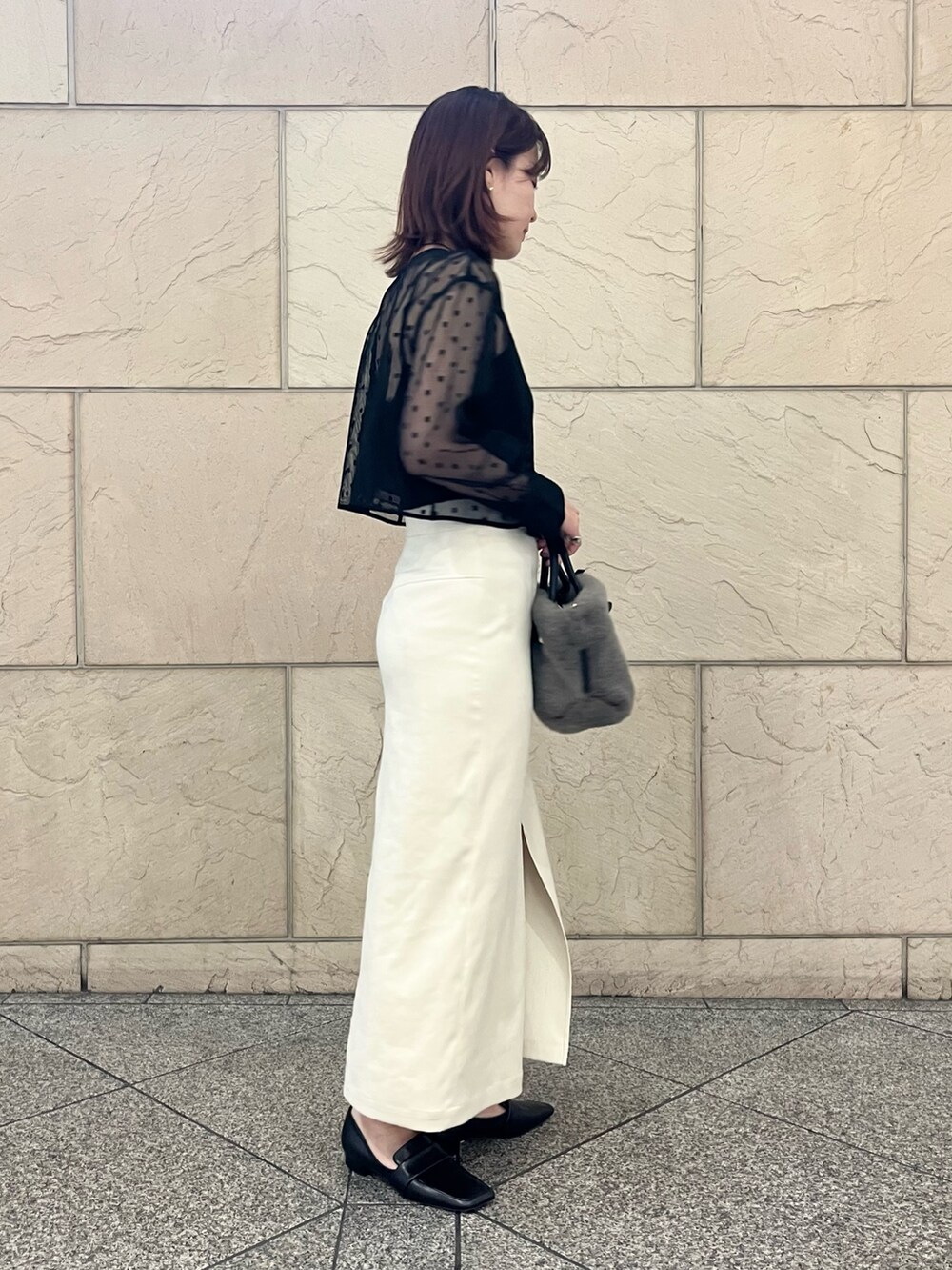 ブラック系のその他トップス、ブラック系のキャミソール、グレー系のバッグを着用したレディースの夏コーディネートの4枚目の写真