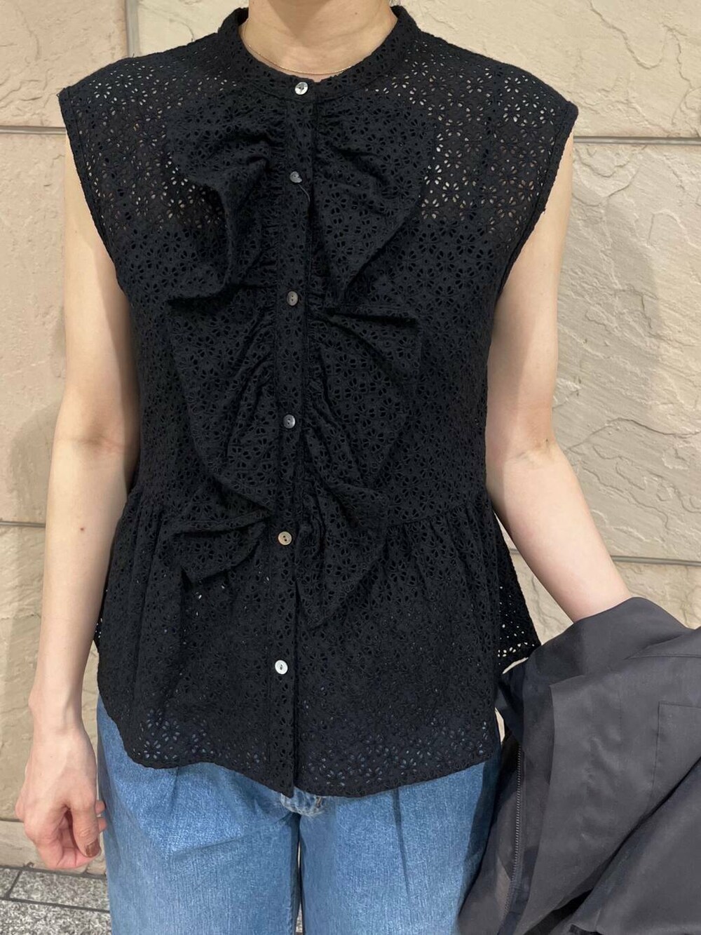 グレー系のブルゾン、ブラック系のシャツ/ブラウスを着用したレディースの春コーディネートの3枚目の写真