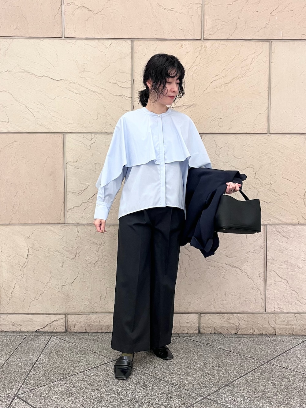 ブルー系のシャツ/ブラウス、ブルー系のノーカラージャケット、ブラック系のその他パンツを着用したレディースの冬コーディネートの6枚目の写真