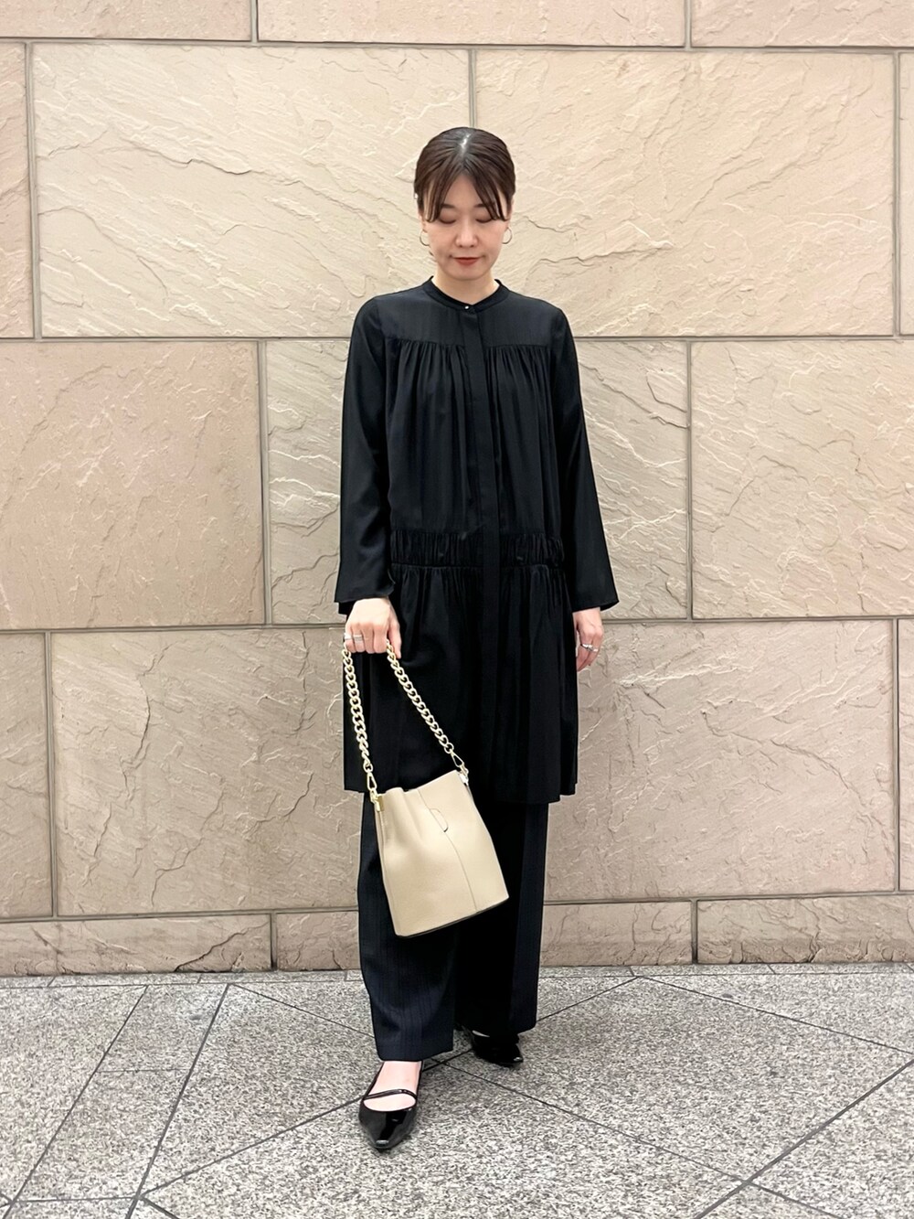 ブラック系のその他パンツ、ホワイト系のキャミソール、ブラック系のワンピースを着用したレディースの秋コーディネートの4枚目の写真