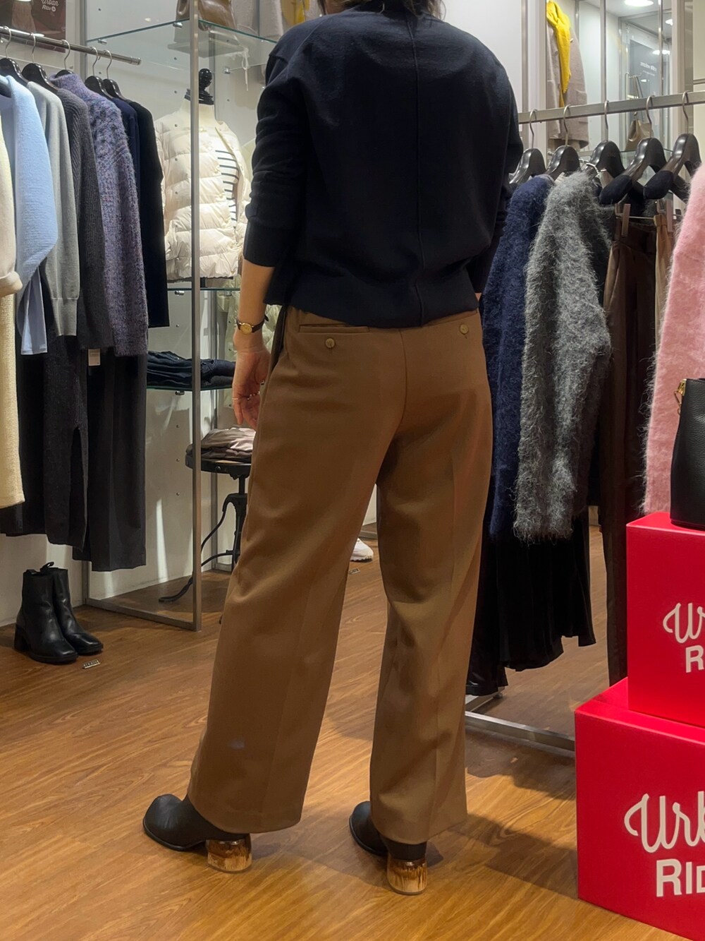 ブラウン系のその他パンツ、ブラック系のショルダーバッグ、ブルー系のニット/セーターを着用したレディースの冬コーディネートの4枚目の写真