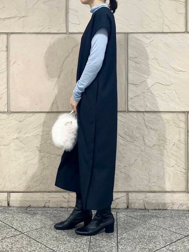 ブルー系のTシャツ/カットソー、ブルー系のワンピース、ホワイト系のハンドバッグを着用したレディースの冬コーディネートの4枚目の写真