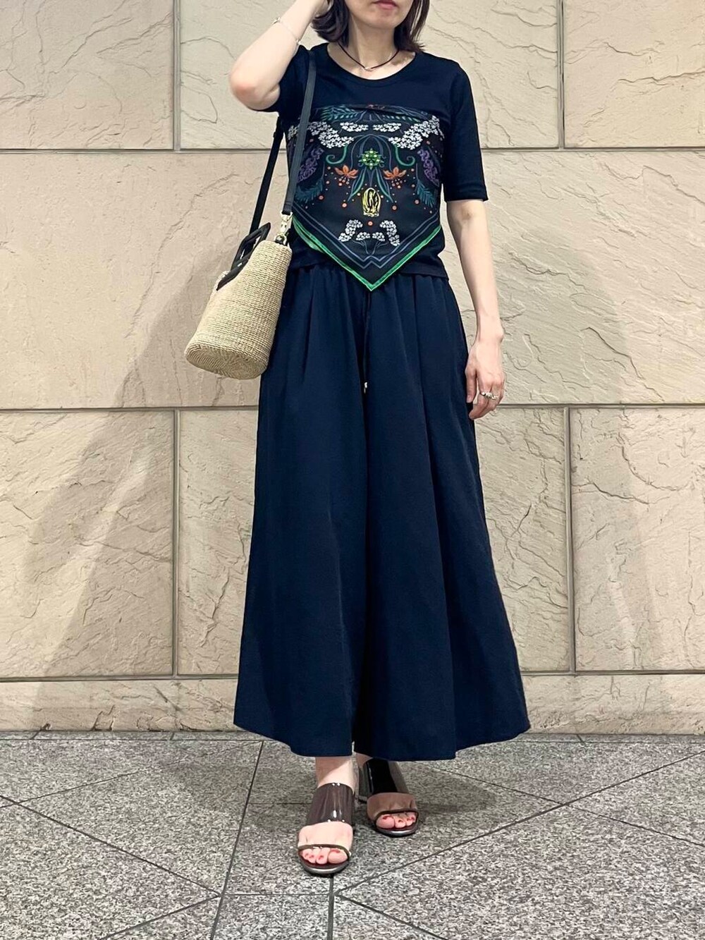 ベージュ系のハンドバッグ、ブルー系のその他パンツ、ブルー系のTシャツ/カットソーを着用したレディースの夏コーディネートの4枚目の写真