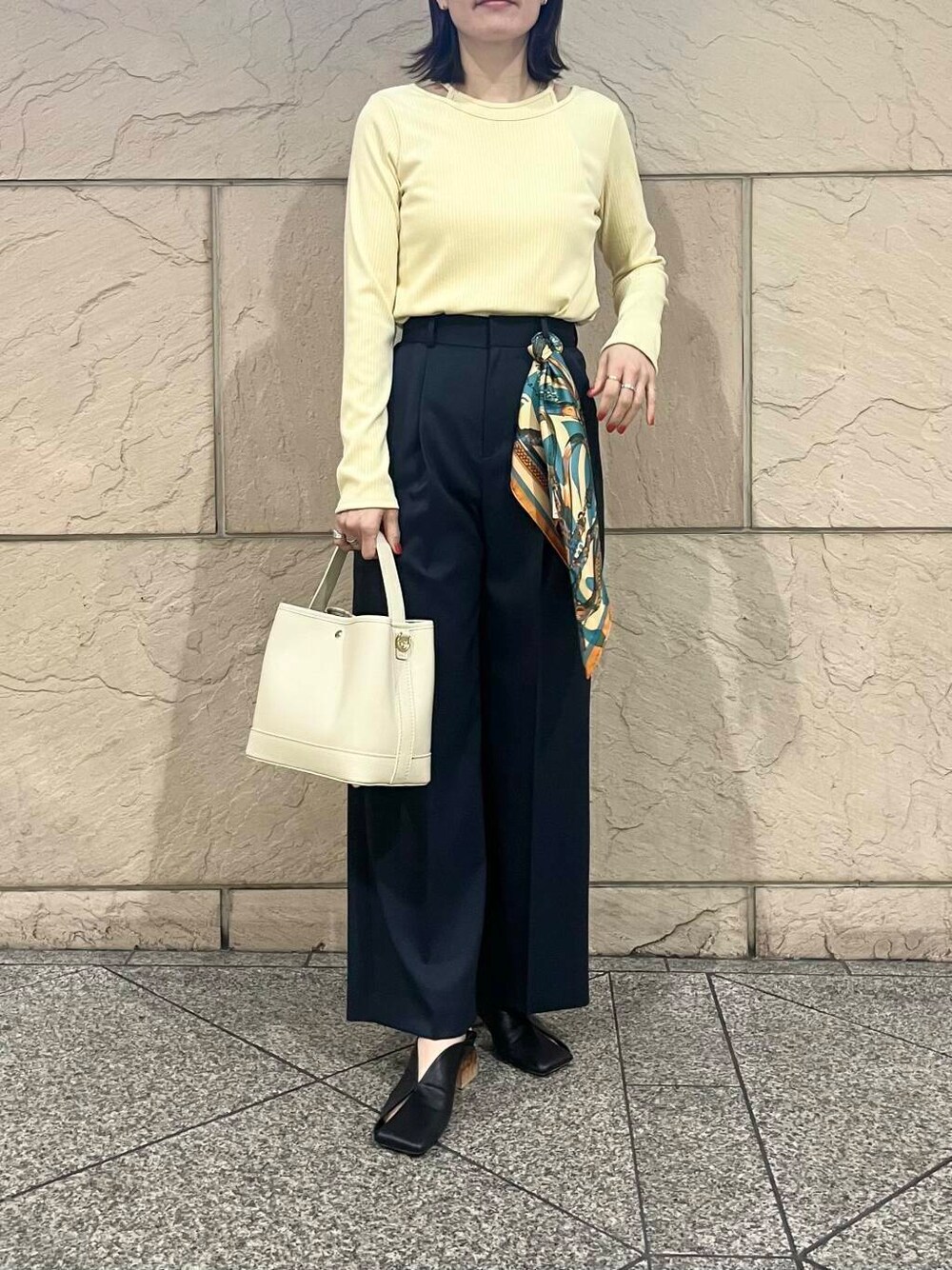 ブルー系のその他パンツ、イエロー系のTシャツ/カットソー、ブルー系のデニムジャケットを着用したレディースの冬コーディネートの6枚目の写真