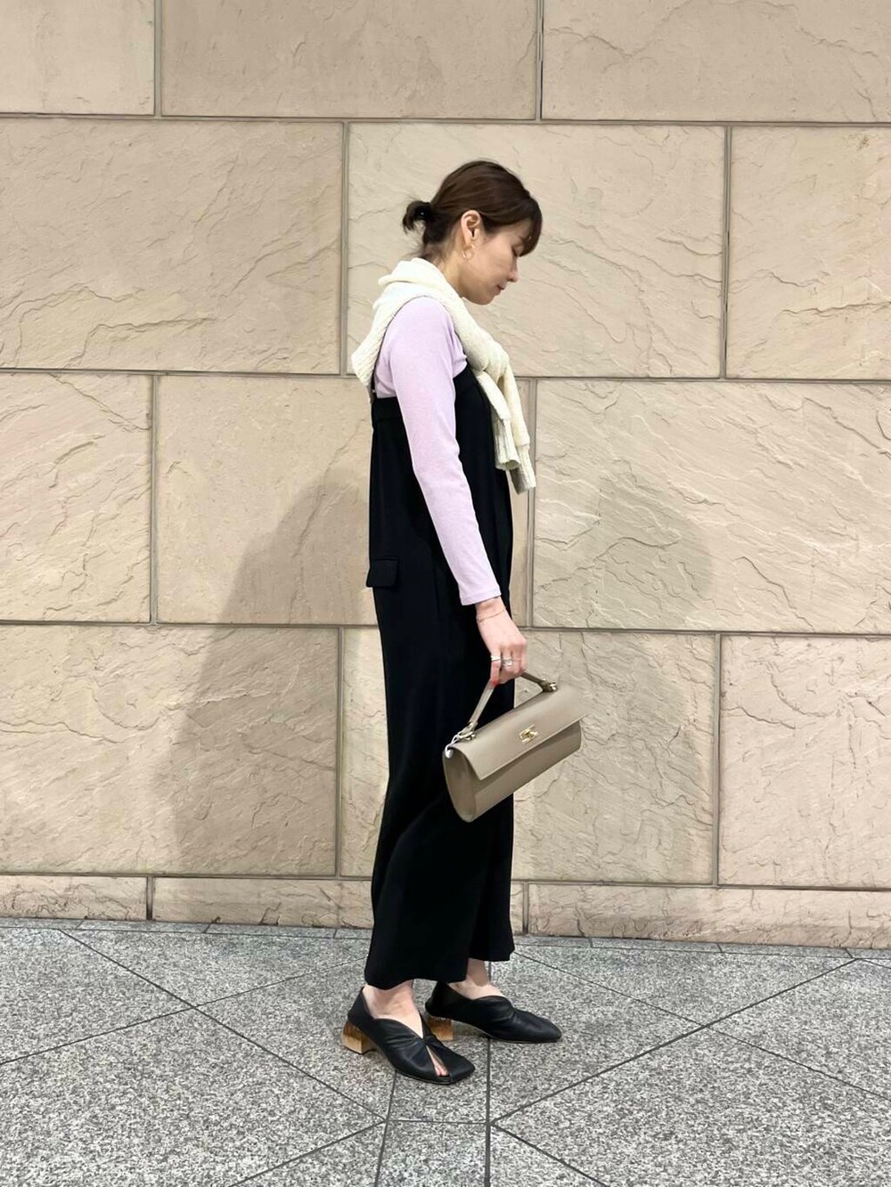 ピンク系のカーディガン/ボレロ、ホワイト系のカーディガン/ボレロ、ブラック系のワンピースを着用したレディースの春コーディネートの2枚目の写真