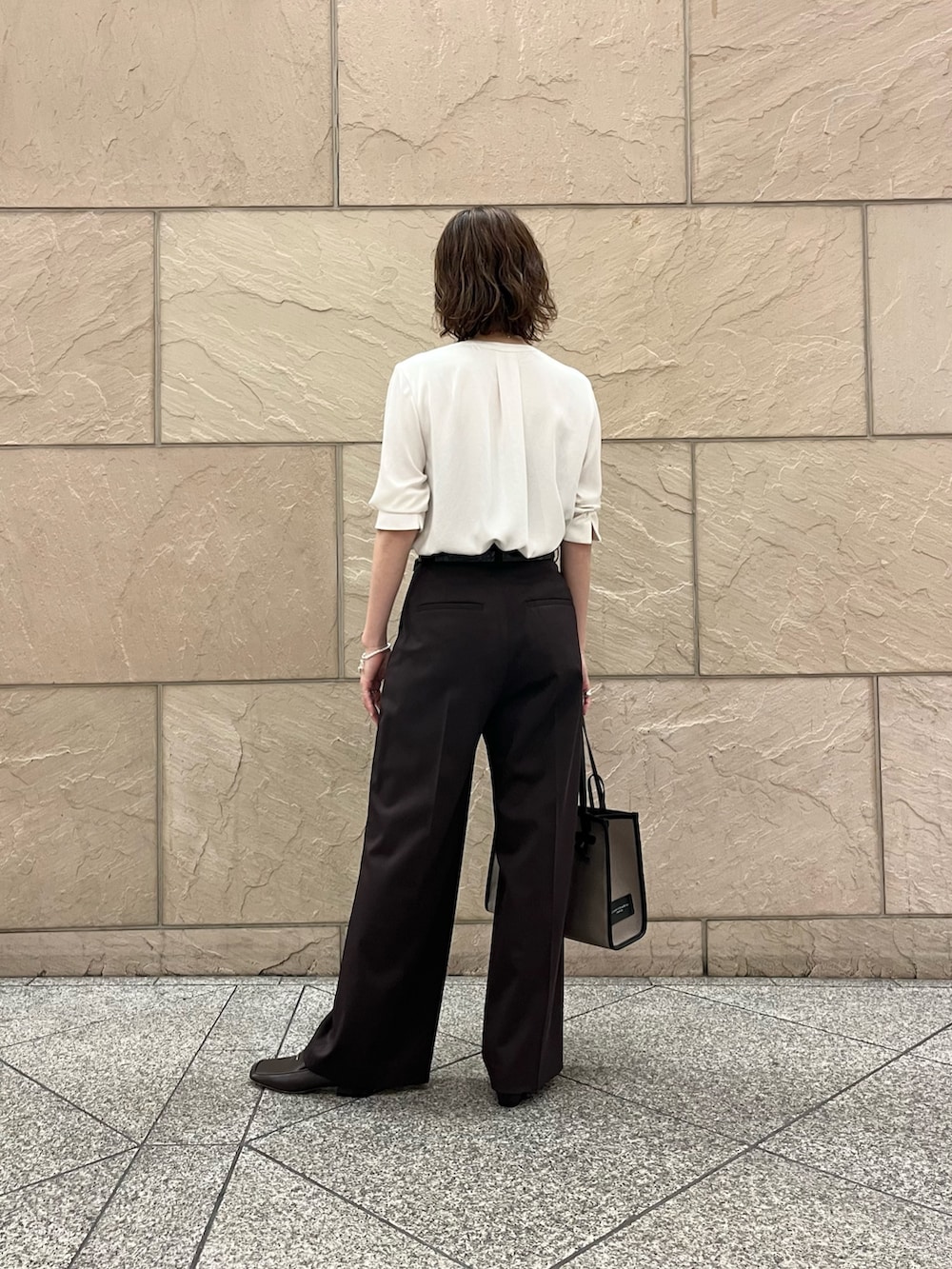 ホワイト系のシャツ/ブラウス、ブラウン系のその他パンツ、グレー系のトートバッグを着用したレディースの夏コーディネートの3枚目の写真