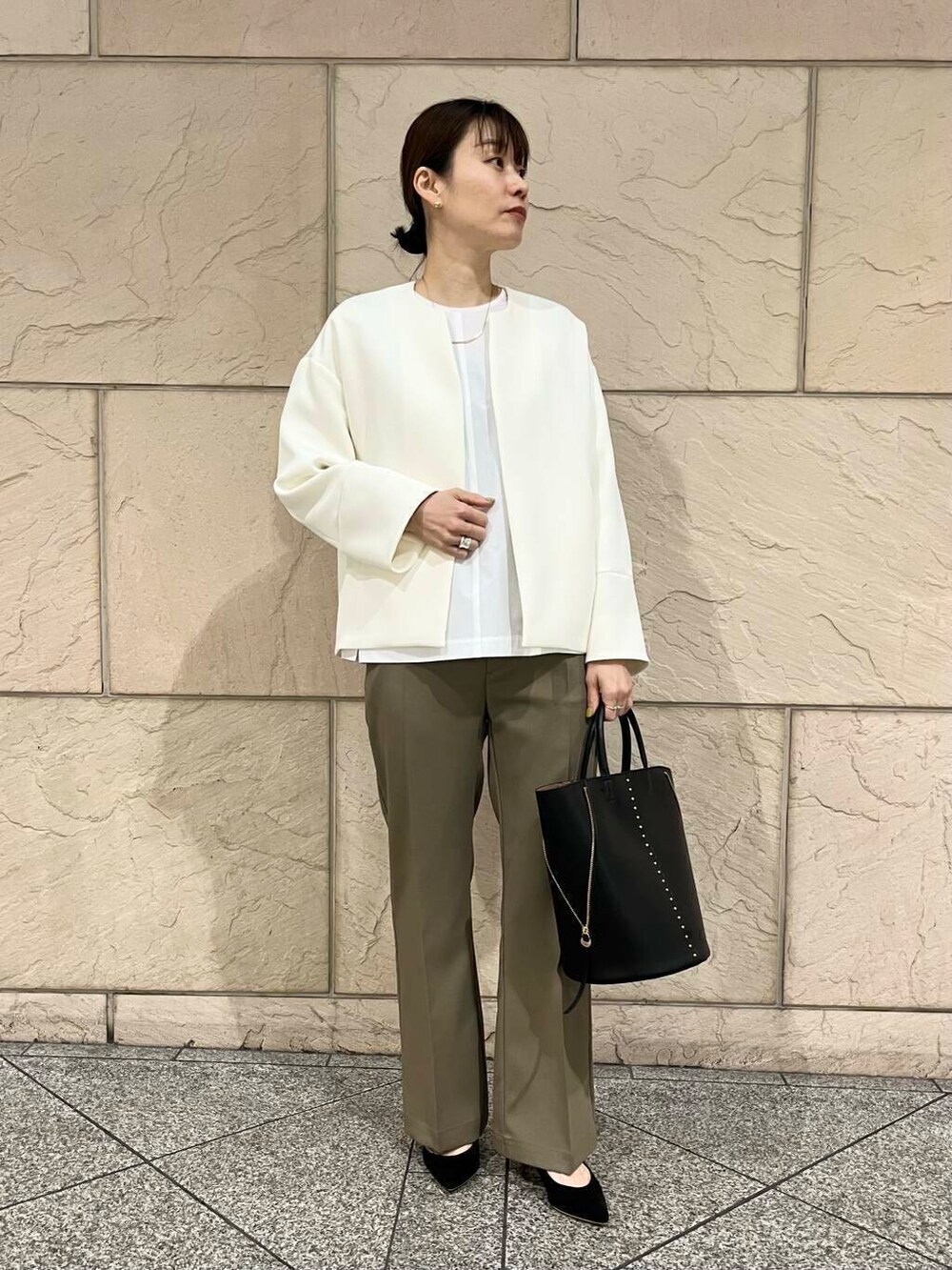 ブラック系のパンプス、ベージュ系のその他パンツ、ホワイト系のノーカラージャケットを着用したレディースの冬コーディネートの5枚目の写真