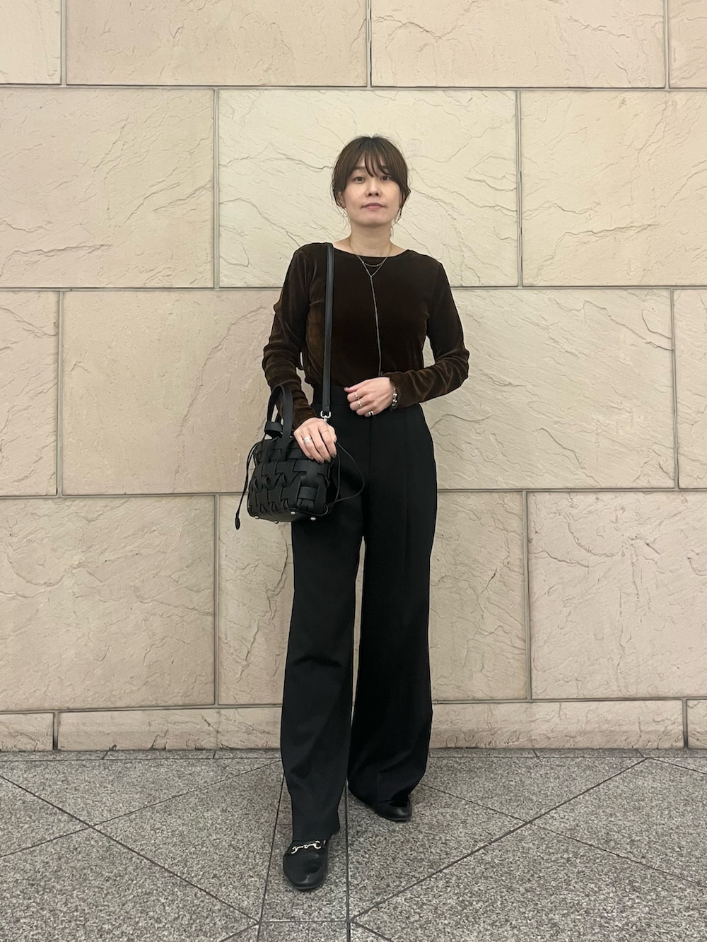 ブラウン系のTシャツ/カットソー、ブラック系のハンドバッグ、ブラック系のヘアゴムを着用したレディースの秋コーディネートの3枚目の写真
