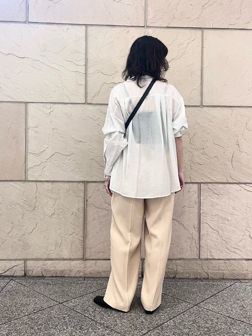 ホワイト系のシャツ/ブラウス、ベージュ系のその他パンツ、ブラック系のショルダーバッグを着用したレディースの春コーディネートの3枚目の写真