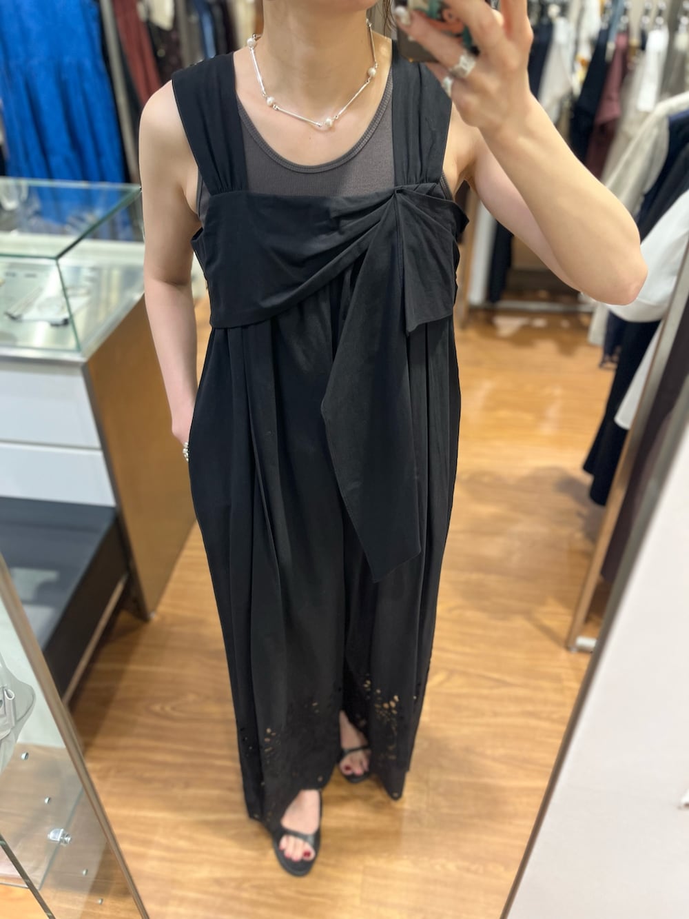 ブラック系のサンダル、グレー系のタンクトップ、ブラック系のその他パンツを着用したレディースの夏コーディネートの4枚目の写真