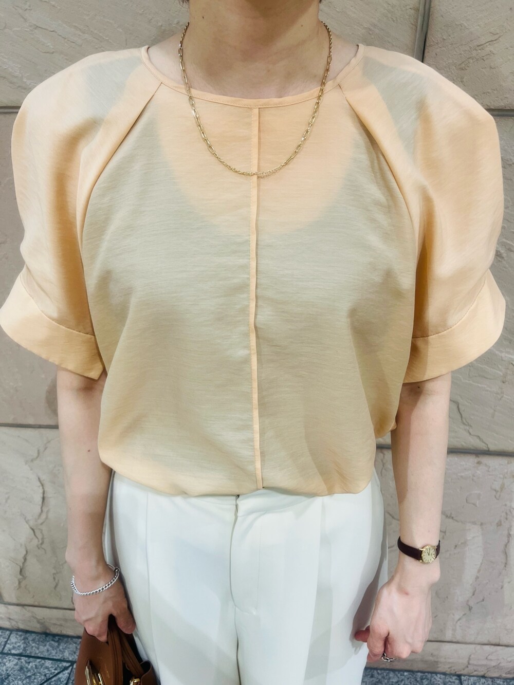 ホワイト系のその他パンツ、オレンジ系のシャツ/ブラウス、ブルー系のシューズを着用したレディースの夏コーディネートの5枚目の写真