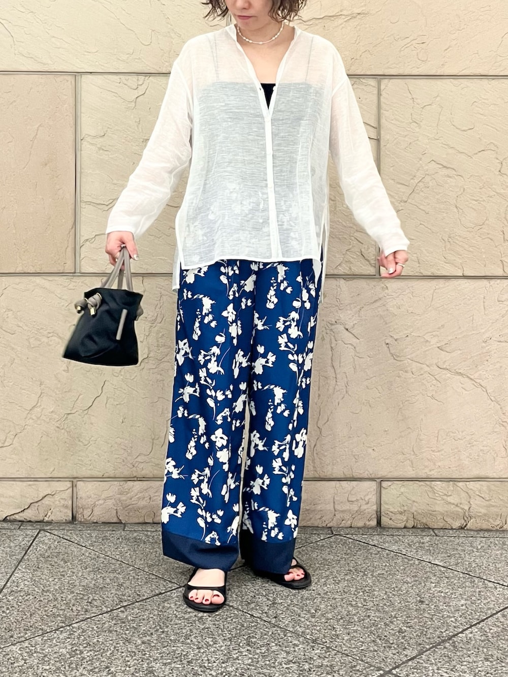 ホワイト系のシャツ/ブラウス、ブルー系のその他パンツ、ブラック系のサンダルを着用したレディースの春コーディネートの4枚目の写真