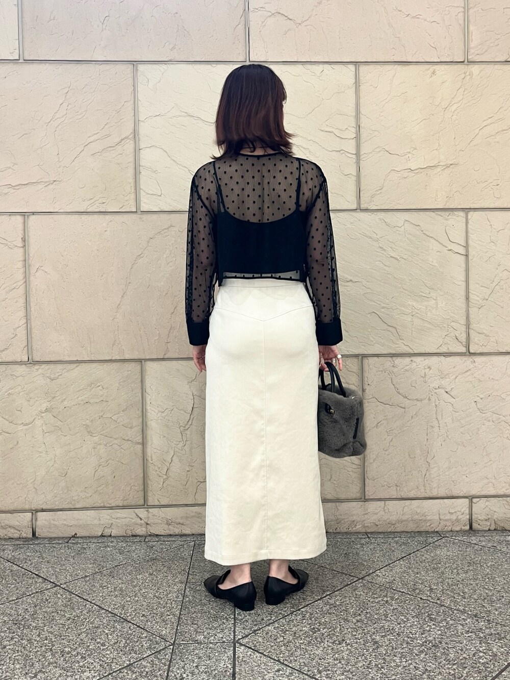 ブラック系のその他トップス、ブラック系のキャミソール、グレー系のバッグを着用したレディースの夏コーディネートの5枚目の写真