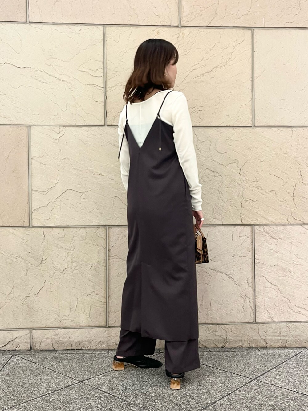 レッド系のその他パンツ、ホワイト系のTシャツ/カットソー、その他のハンドバッグを着用したレディースの秋コーディネートの4枚目の写真