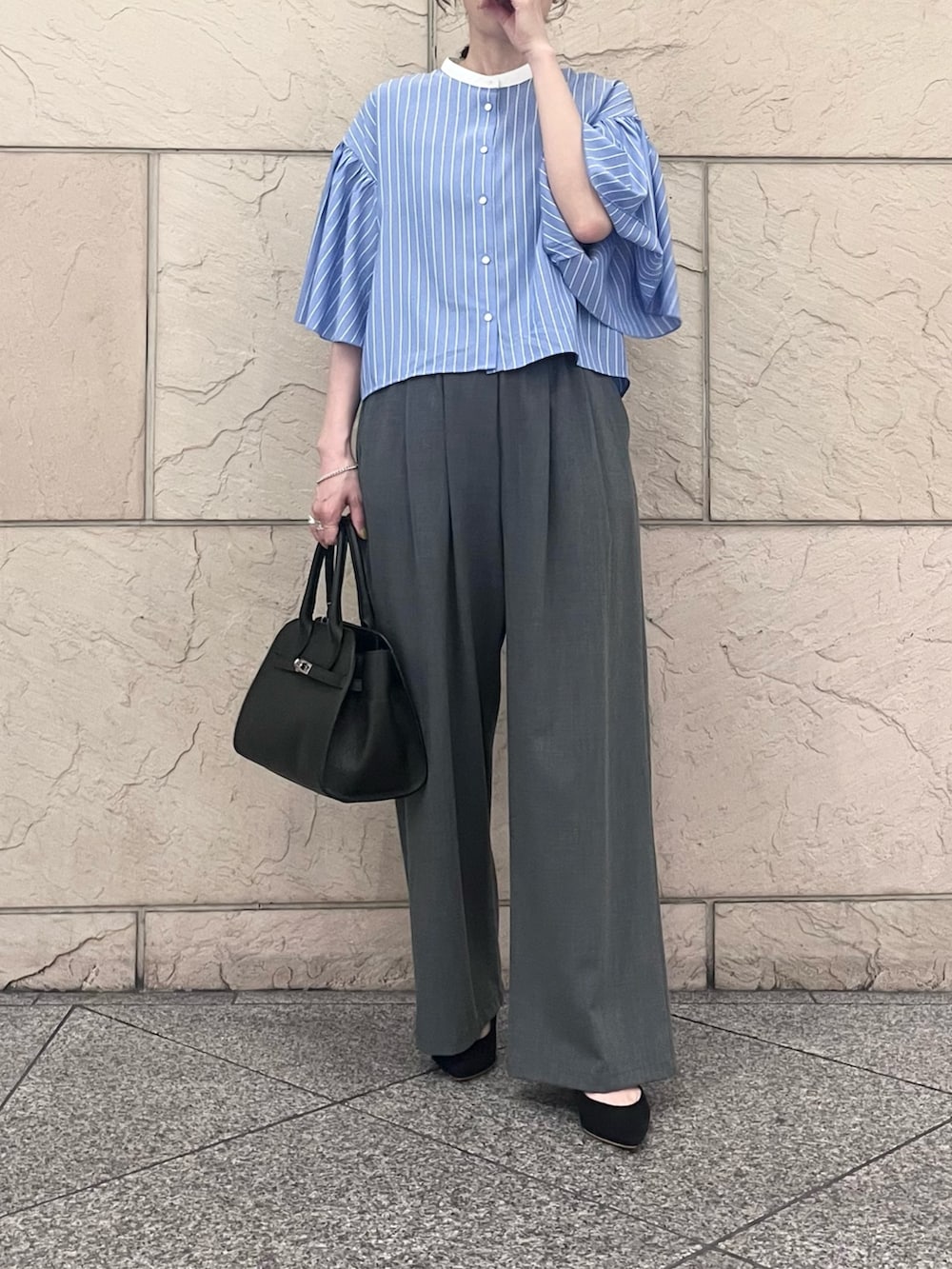 グレー系のその他パンツ、ブルー系のシャツ/ブラウス、ブラック系のパンプスを着用したレディースの春コーディネートの4枚目の写真
