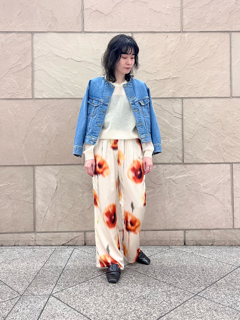 ベージュ系のその他パンツ、ホワイト系のニット/セーター、ブルー系のデニムジャケットを着用したレディースの春コーディネートの3枚目の写真