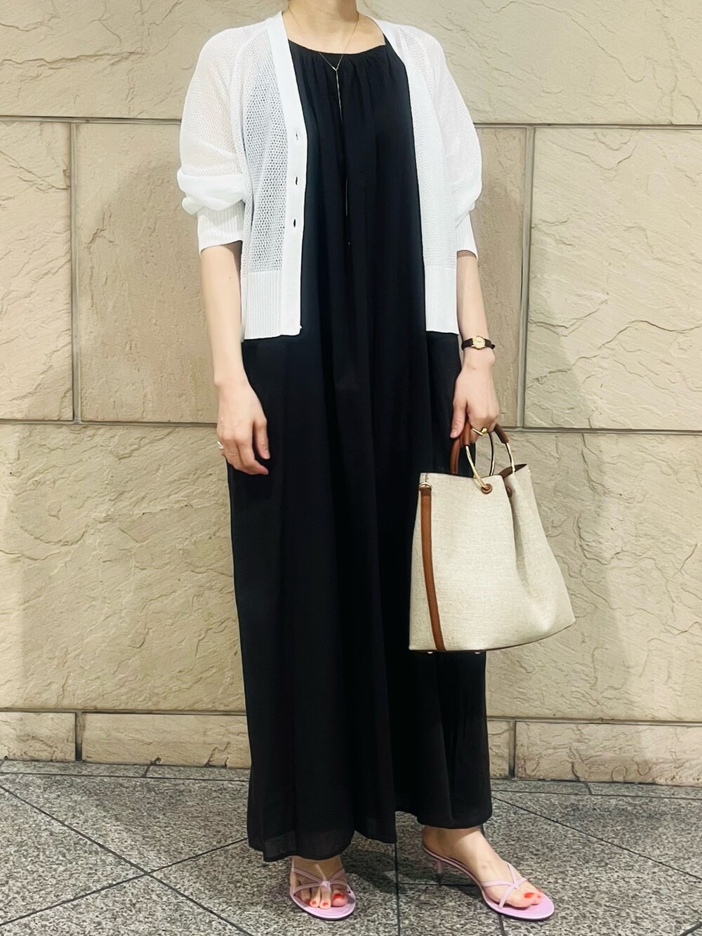 ブラウン系のワンピース、ピンク系のシューズ、ブラウン系のハンドバッグを着用したレディースの夏コーディネートの2枚目の写真