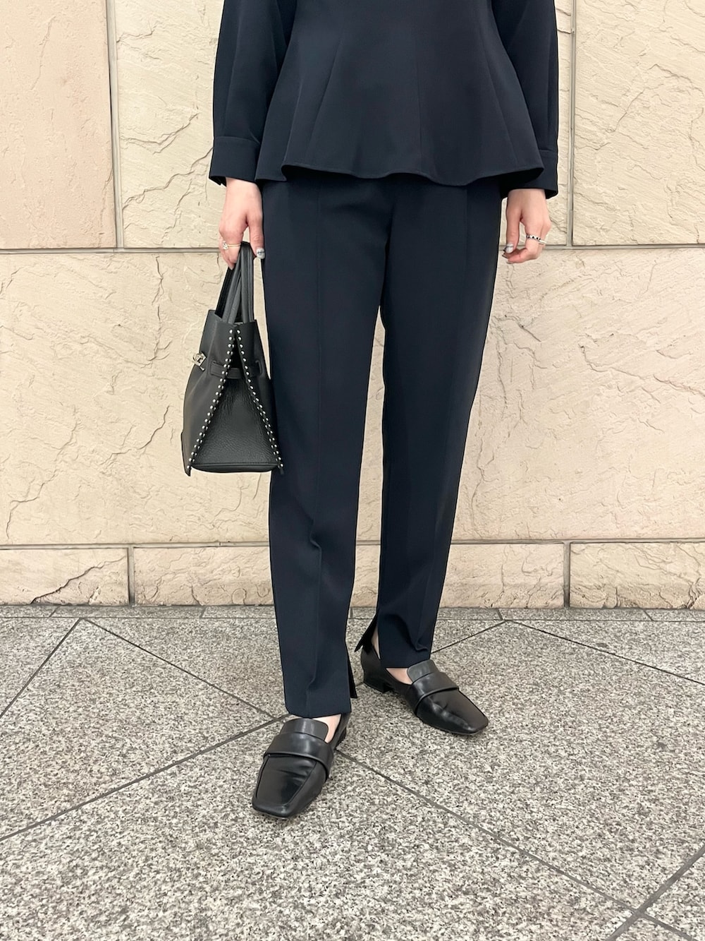 ブラック系のショルダーバッグ、ブラック系のその他シューズ、ブルー系のセットアップを着用したレディースの冬コーディネートの5枚目の写真