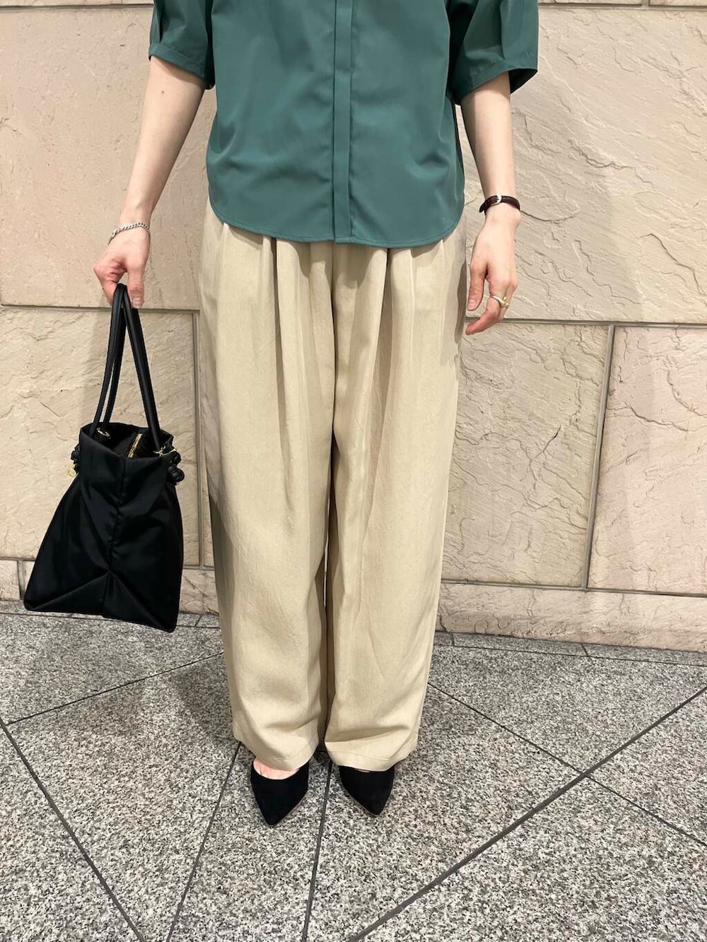 ブラック系のパンプス、ブラック系のトートバッグ、グリーン系のシャツ/ブラウスを着用したレディースの春コーディネートの5枚目の写真