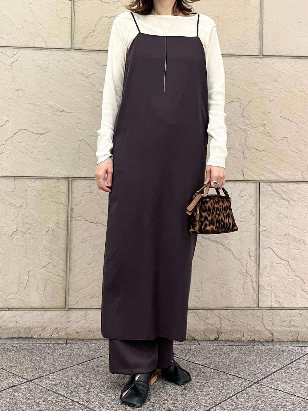 レッド系のその他パンツ、ホワイト系のTシャツ/カットソー、その他のハンドバッグを着用したレディースの秋コーディネートの2枚目の写真