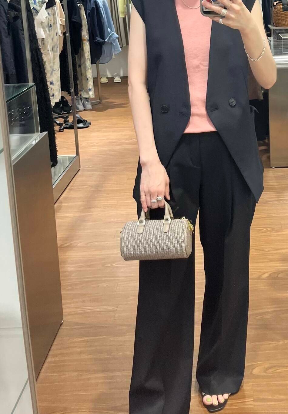 グレー系のベストを着用したレディースの夏コーディネートの2枚目の写真