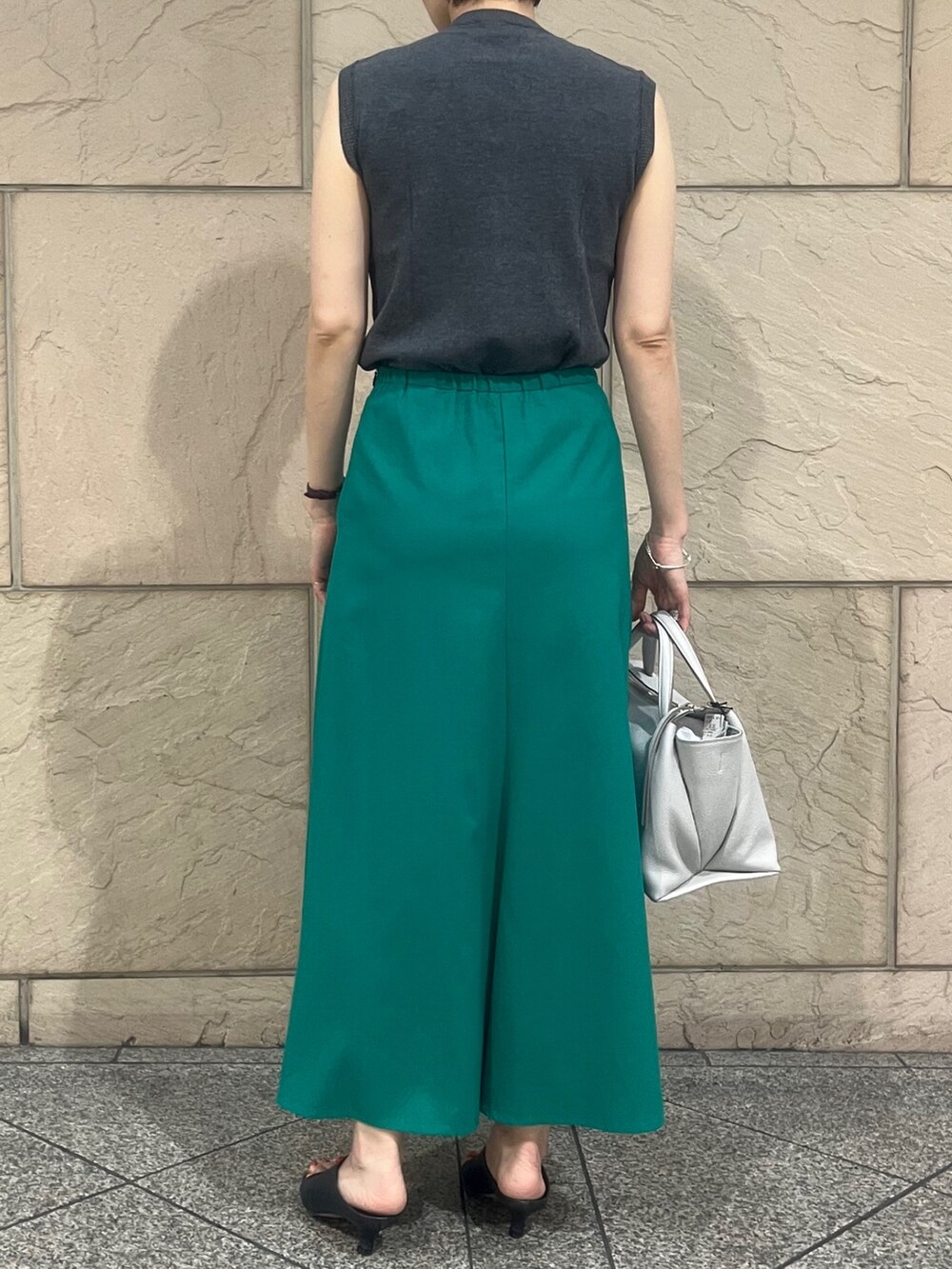 ブルー系のサンダル、グレー系のバッグ、グリーン系のスカートを着用したレディースの春コーディネートの2枚目の写真